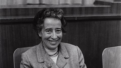 Hannah Arendt ist geknackt, zumindest hat Barbara Niggl ihr Vertrauen gewonnen. 1958, beim Kulturkritikerkongress in München.