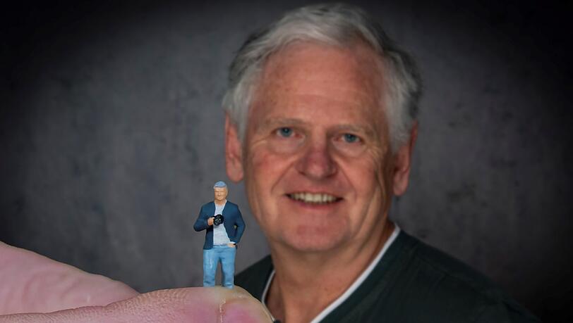 Dieter Isemann mit einer Miniatur-Version seiner selbst. Dieter Isemann mit einer Miniatur-Version seiner selbst.