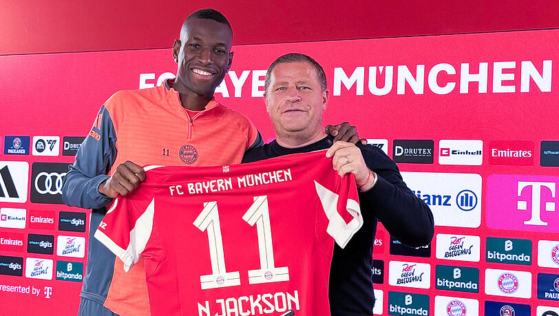 Sportvorstand Max Eberl (r) stellt Neuzugang Nicolas Jackson vor.