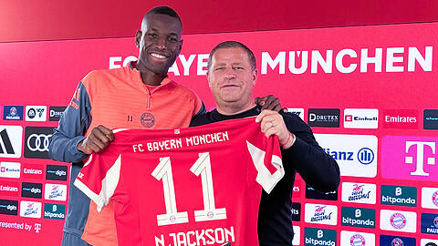 Sportvorstand Max Eberl (r) stellt Neuzugang Nicolas Jackson vor.