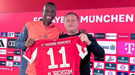 Sportvorstand Max Eberl (r) stellt Neuzugang Nicolas Jackson vor.