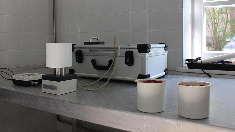 So sieht die Messstation im Forstbetrieb aus. Das zerteilte Muskelfleisch wird in kleinen Bechern gemessen. &Uuml;bersteigt der Wert 600 Becquerel pro Kilogramm, muss das Fleisch komplett entsorgt werden.