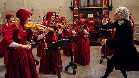 Antonio Vivaldi (Michele Riondino) dirigiert das Orchester des Ospedale della Piet&agrave; in Venedig. Links Cecilia (Tecla Insoli), aus deren Perspektive der Film erz&auml;hlt wird.