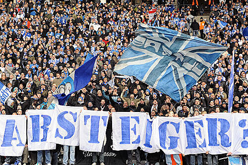 Hertha-Fans halten vor Spielbeginn das Wort "Absteiger?" nach oben.