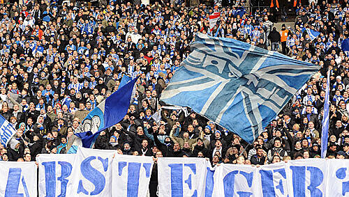 Hertha-Fans halten vor Spielbeginn das Wort "Absteiger?" nach oben. Hertha-Fans halten vor Spielbeginn das Wort "Absteiger?" nach oben.