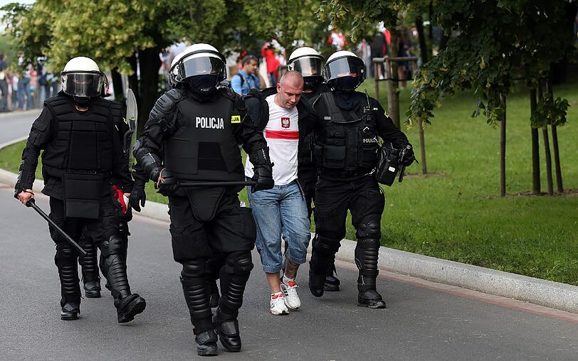 184 Verhaftete und 15 Verletzte bei den brutalen Krawallen zwischen polnischen und russischen Hooligans. Den Gewalttätern wird sofort der Prozess gemacht, am Donnerstag gibt&rsquo;s die ersten Urteile.