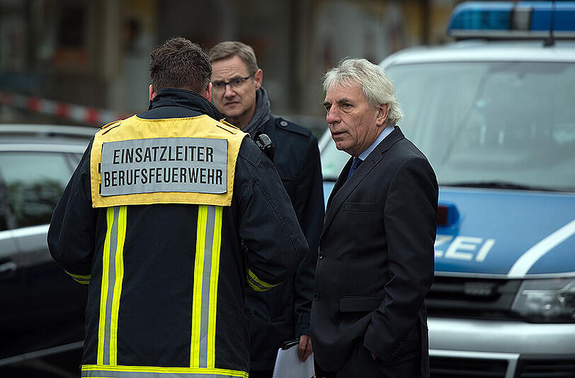 Der Kölner Oberbürgermeister Jürgen Roters (SPD, r.) mit dem Einsatzleiter der Feuerwehr.