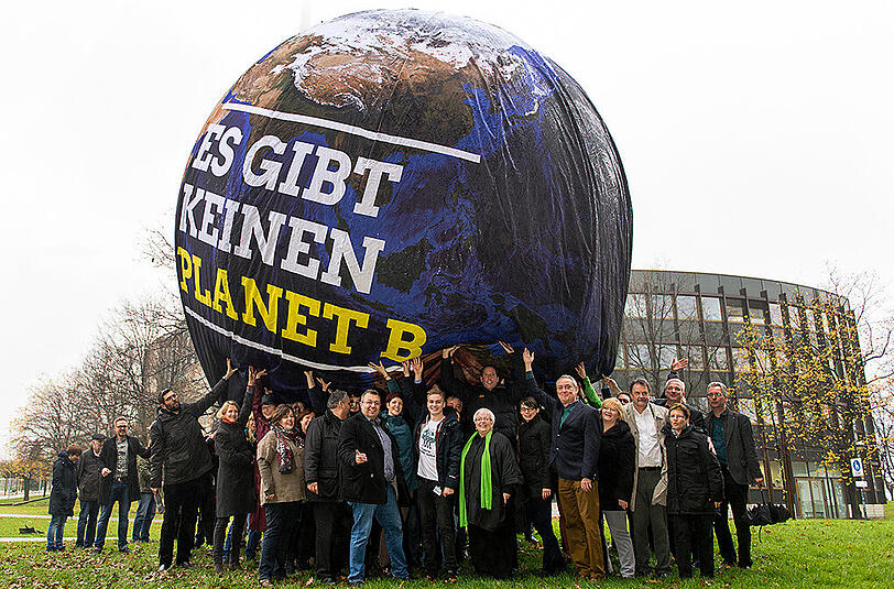 Die Mitglieder der Fraktion Bündnis 90/Die Grünen zeigen vor dem Landtag in Düsseldorf einen großen Ballon mit der Aufschrift "Es gibt keinen Planet B".