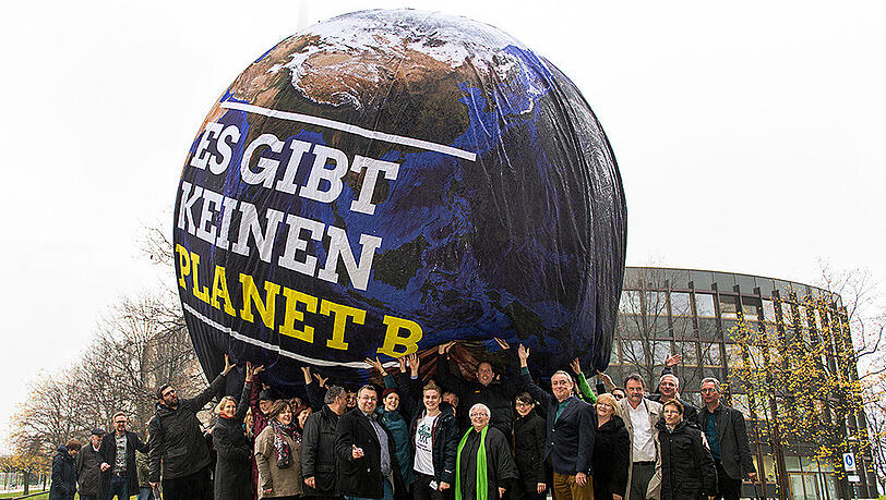 Die Mitglieder der Fraktion Bündnis 90/Die Grünen zeigen vor dem Landtag in Düsseldorf einen großen Ballon mit der Aufschrift "Es gibt keinen Planet B". Die Mitglieder der Fraktion Bündnis 90/Die Grünen zeigen vor dem Landtag in Düsseldorf einen großen Ballon mit der Aufschrift "Es gibt keinen Planet B".