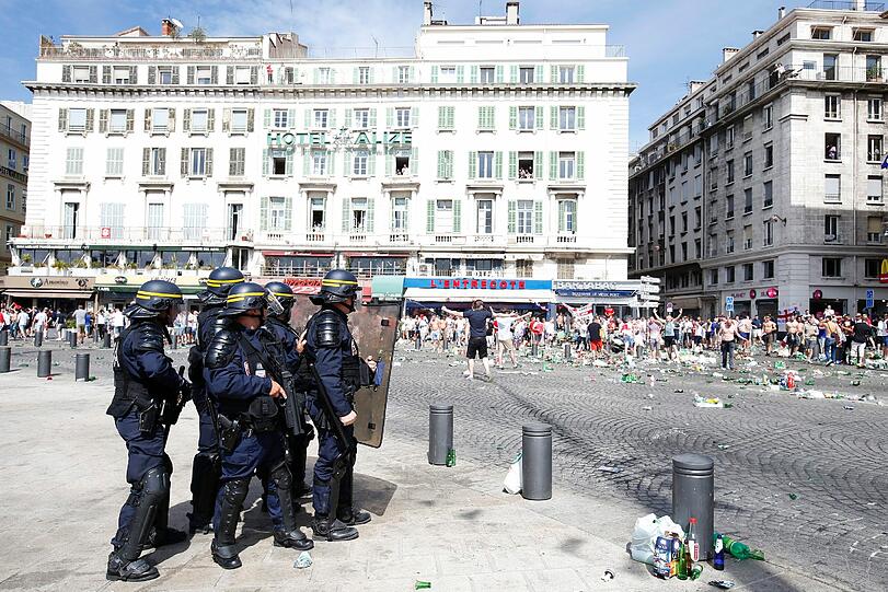 In Marseille kam es zu schweren Krawallen in der Innenstadt. Böller und Glasflaschen flogen.
