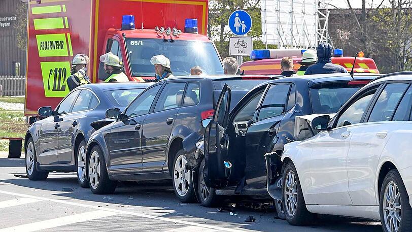 Bei Weyern fuhren vier Fahrzeuge kurz vor 12 Uhr heftig aufeinander.