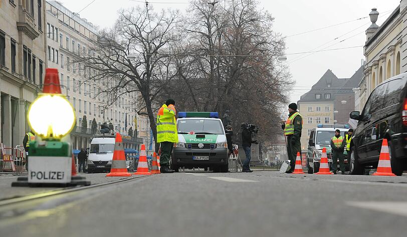 Sicherheitskoferenz: Hunde schnüffeln an den Gullis, die Polizei filzt den Bereich um den Bayerischen Hof. Die Bilder aus der Münchner City...