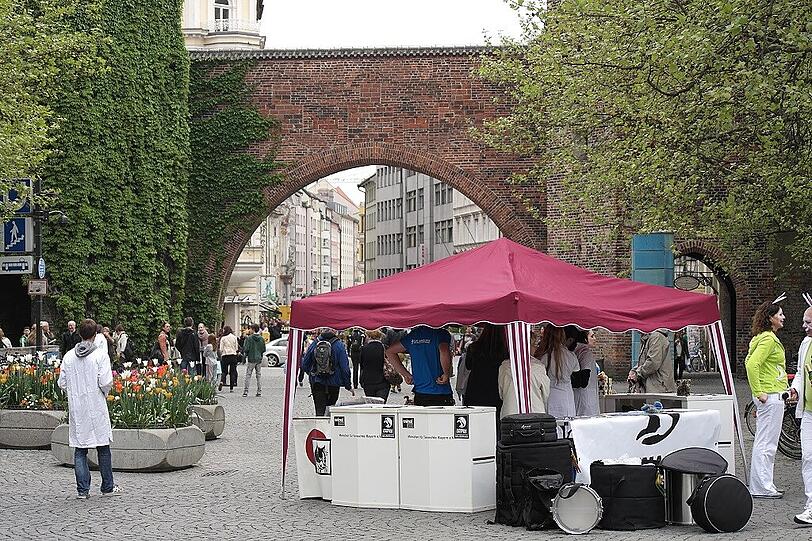 Am Sendlinger Tor hat die Tierrechtsorganisation Animals United Lärm für die Stimmlosen, die Tiere, gemacht.
