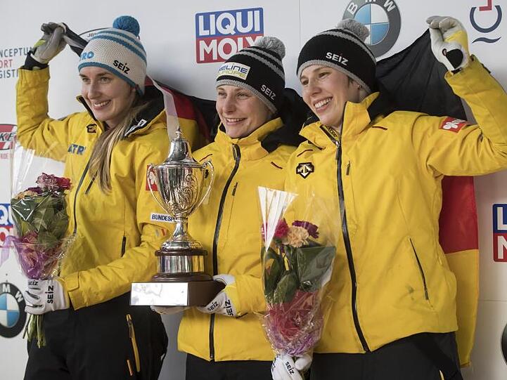 Tina Hermann (M) siegte in Whisler vor Jacqueline Lölling (l) und Sophia Griebel.