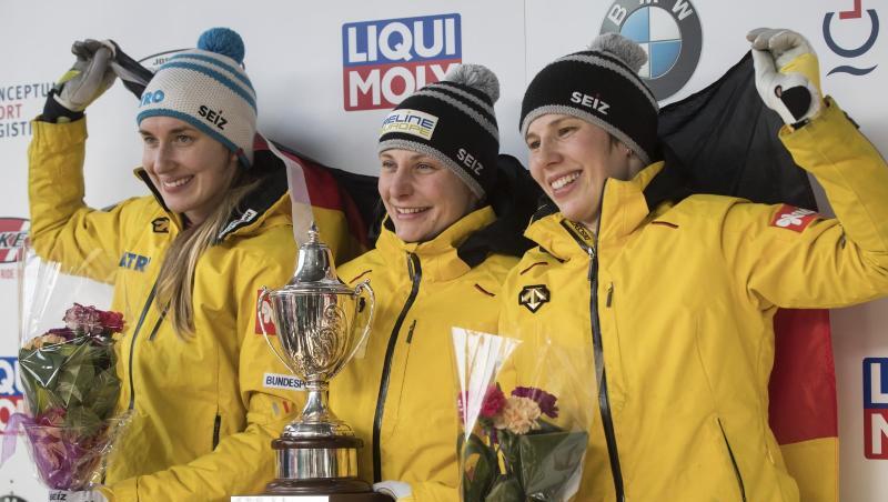 Tina Hermann (M) siegte in Whisler vor Jacqueline Lölling (l) und Sophia Griebel. Tina Hermann (M) siegte in Whisler vor Jacqueline Lölling (l) und Sophia Griebel.