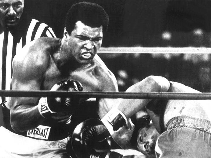 Muhammad Ali (l) holte sich 1974 mit einem K.O.-Sieg gegen George Foreman in Kinshasa den WM-Titel zurück.