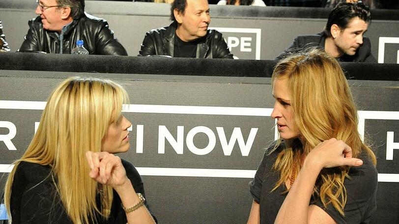 Julia Roberts (r.) übernimmt die Hauptrolle in einer neuen Apple-Serie, Reese Witherspoon (l.) ist ihre Produzentin.