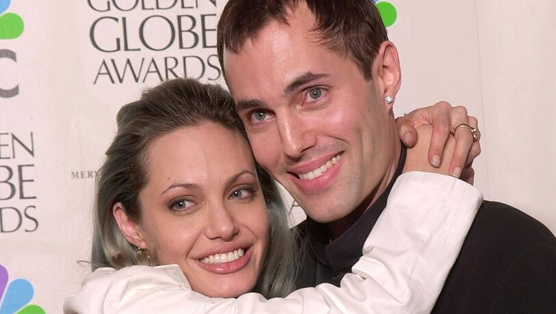 Angelina Jolie und ihre Bruder James Haven zeigten sich früher innig auf den roten Teppich und sorgten mit Küssen für etliche Schlagzeilen.