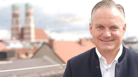Job mit Weitsicht: Christian Scharpf auf
seiner Terrasse mit Frauenkirche-Blick beim Termin mit der AZ.