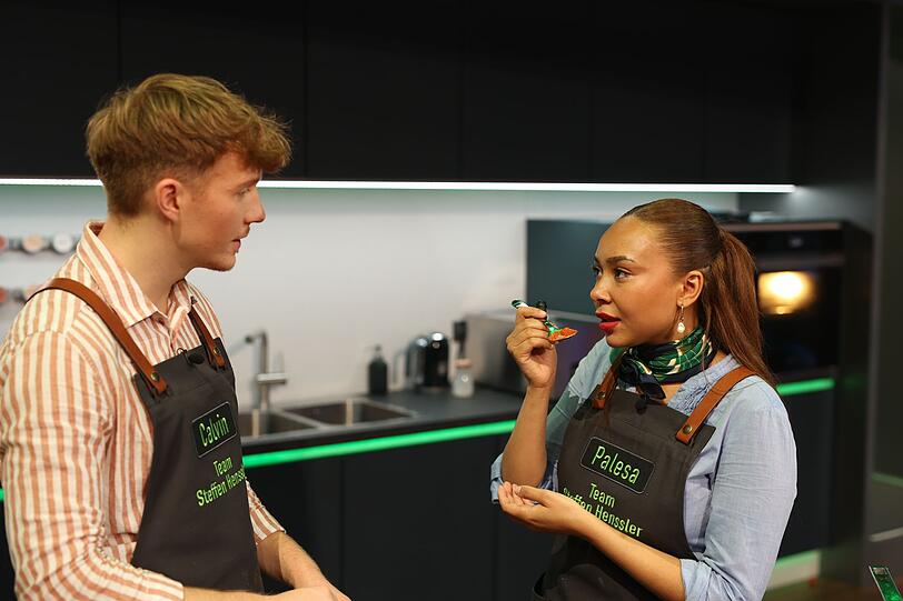 Palesa wird von Steffen Henssler per Goldenem Buzzer zur&uuml;ckgeholt, Teamkollege Calvin freut sich.