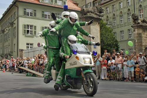 Rasant in Grün: Die Motorradstaffel zeigt ihr Können.
