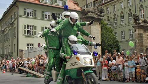 Rasant in Grün: Die Motorradstaffel zeigt ihr Können. Rasant in Grün: Die Motorradstaffel zeigt ihr Können.