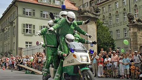 Rasant in Grün: Die Motorradstaffel zeigt ihr Können.