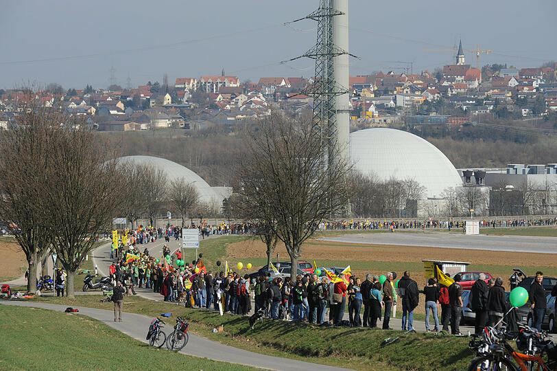 Menschenkette vor dem Atomkraftwerk Neckarwestheim. Sobald der Strompreis steigt, könnte das Bekenntnis zu mehr Ökoenergie bröckeln.