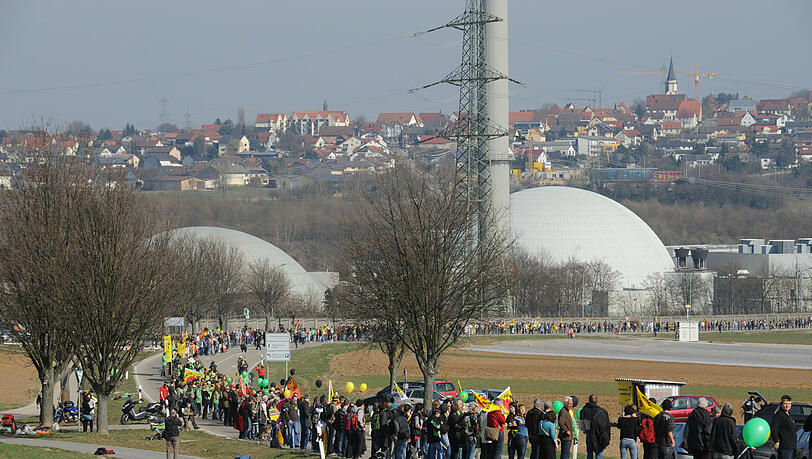 Menschenkette vor dem Atomkraftwerk Neckarwestheim. Sobald der Strompreis steigt, könnte das Bekenntnis zu mehr Ökoenergie bröckeln. Menschenkette vor dem Atomkraftwerk Neckarwestheim. Sobald der Strompreis steigt, könnte das Bekenntnis zu mehr Ökoenergie bröckeln.