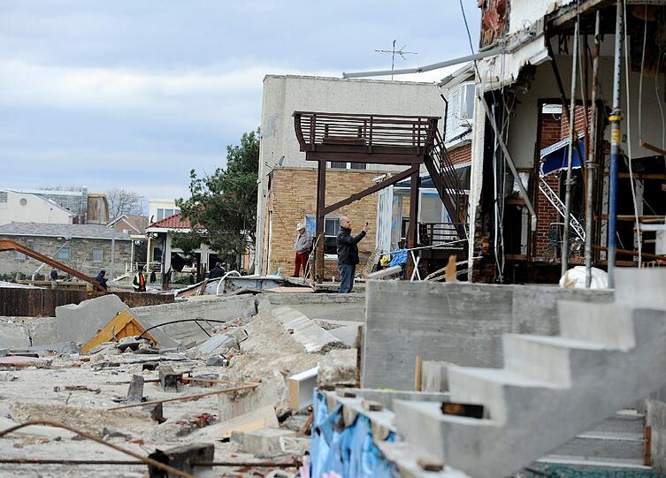 Nach Wirbelsturm &bdquo;Sandy&ldquo; gelten in New York sämtliche Ausnahme-Regelungen. Der Sturm ist zwar weitergezogen, doch Alltag herrscht noch lange nicht. Zu groß sind die Schäden. Die Bilder