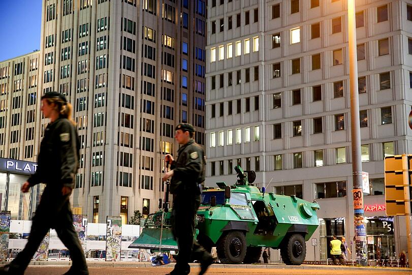 Das Ritz Carlton am Potsdamer Platz: Hier wohnt US-Präsident Barack Obama. Vor dem Gebäude haben sich gepanzerte Fahrzeuge der Polizei postiert. Die Eindrücke vom Mittwochmorgen.