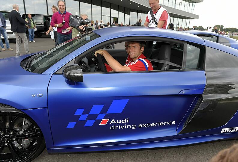Die Bayern-Stars mit ihren neuen Dienstwagen.