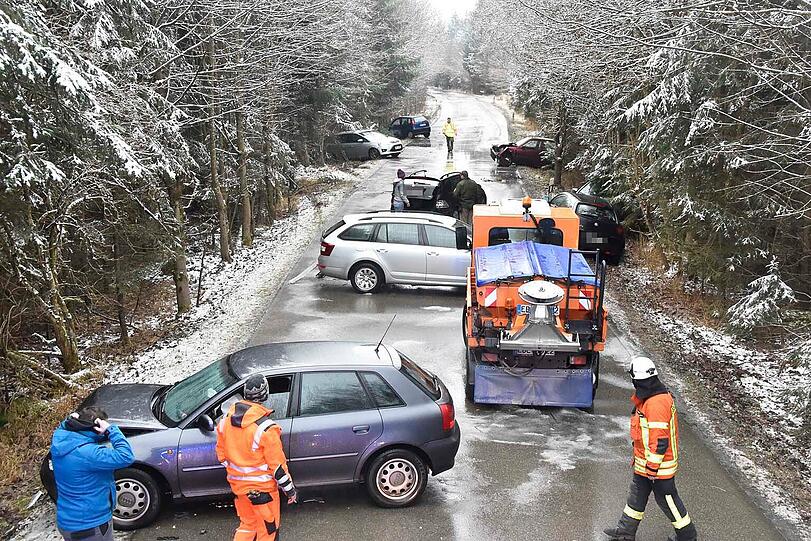 Zehn Fahrzeuge wurden bei der Massenkarambolage bei Zorneding beschädigt. Die Bilder.