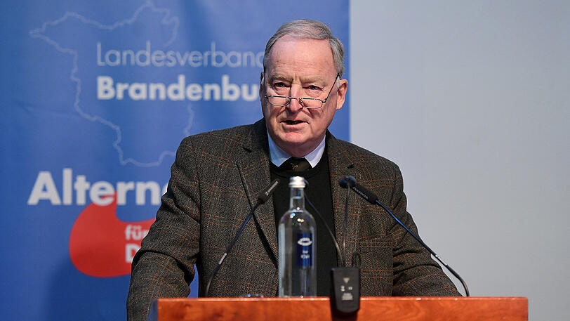 Laut AfD-Vize Alexander Gauland solle sich Bundeskanzlerin Angela Merkel an Donald Trump orientieren. Mit ihrer Politik vergrößere sie das "Asylproblem".