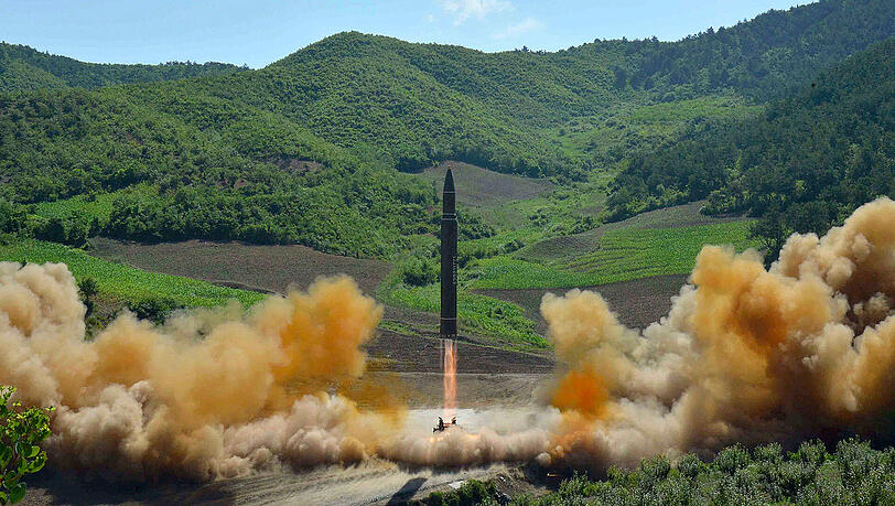 Nordkorea provoziert mit Tests von reichweitenstarken Interkontinentalraketen - die Vereinten Nationen haben inzwischen scharfe Sanktionen gegen das weitgehend abgeschottete Land angeordnet. Nordkorea provoziert mit Tests von reichweitenstarken Interkontinentalraketen - die Vereinten Nationen haben inzwischen scharfe Sanktionen gegen das weitgehend abgeschottete Land angeordnet.