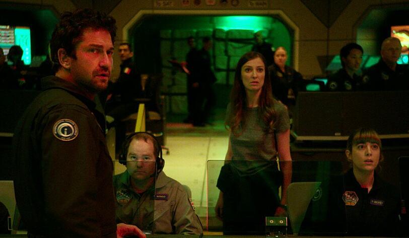 Jake Lawson (Gerard Butler) und ISS-Astronautin Ute Fassbinder (Alexandra Maria Lara) stellen entsetzt fest, dass sich die ISS-Raumstation bald unaufhaltsam selbst zerstört.