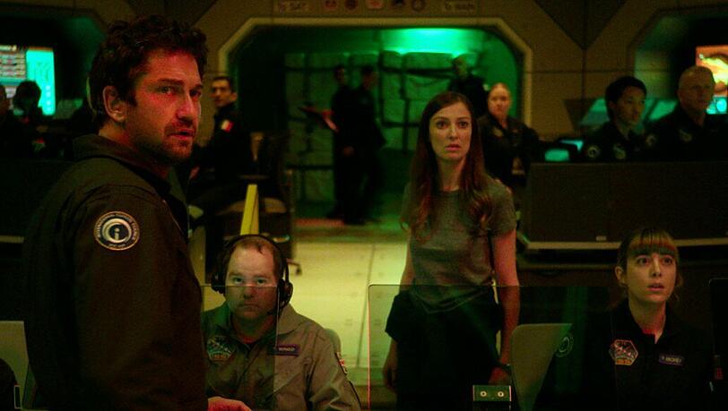 Jake Lawson (Gerard Butler) und ISS-Astronautin Ute Fassbinder (Alexandra Maria Lara) stellen entsetzt fest, dass sich die ISS-Raumstation bald unaufhaltsam selbst zerstört.
