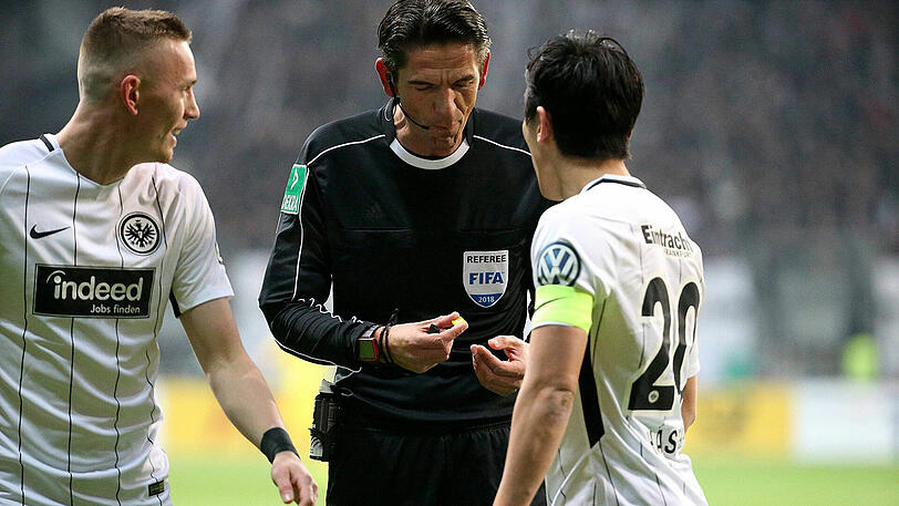 "Willste 'n Bonbon?". "Ne, danke". "Ok, dann ess ich's eben selber": Deniz Aytekin beim Spiel Frankfurt-Mainz.