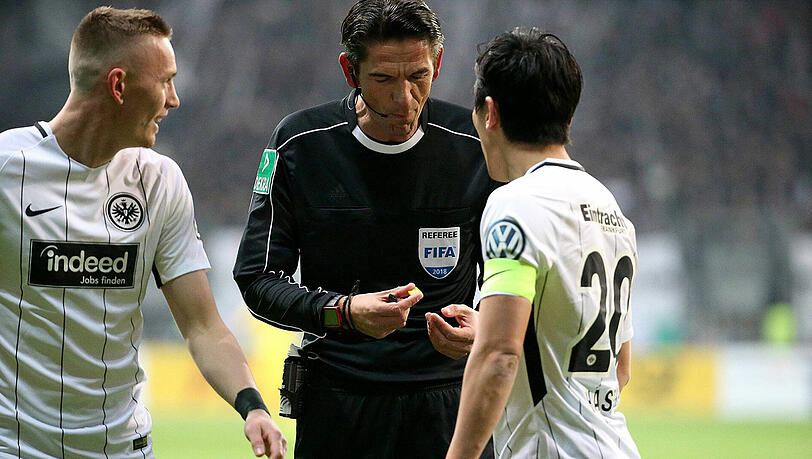 "Willste 'n Bonbon?". "Ne, danke". "Ok, dann ess ich's eben selber": Deniz Aytekin beim Spiel Frankfurt-Mainz. "Willste 'n Bonbon?". "Ne, danke". "Ok, dann ess ich's eben selber": Deniz Aytekin beim Spiel Frankfurt-Mainz.