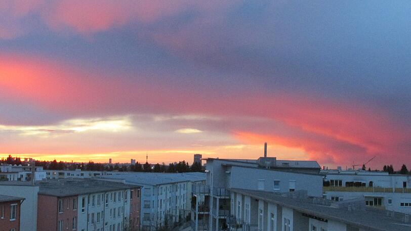 Sonnenuntergang in Trudering mit Blick auf die Skyline von München.