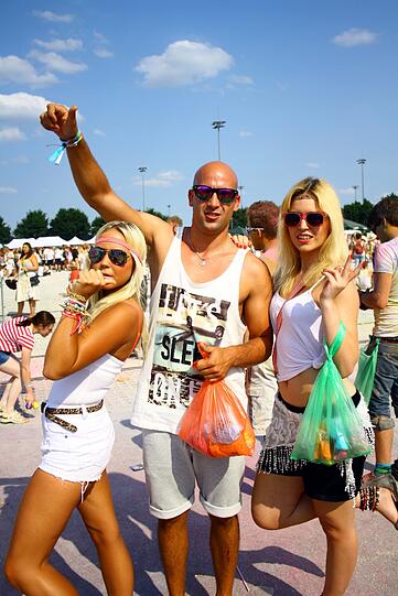 Bunter geht nicht: Das Holi One Color Festival in Riem. Die Bilder.
