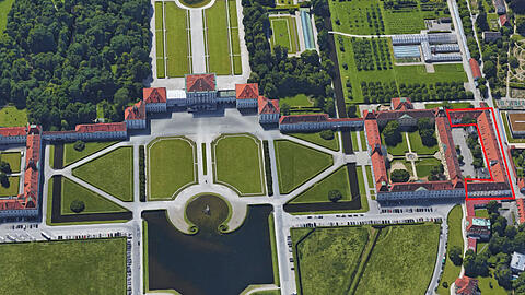 In zwei Jahren wird auf der Schloss-Anlage abgerissen: Das Gebäude an der Maria-Ward-Straße 1b muss umgebaut und erweitert werden, damit das Naturkundemuseum Bayern dort entstehen kann (rote Markierung).