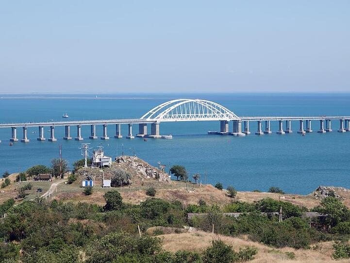 Die Krim-Brücke erstreckt sich zwischen Kertsch auf der Krim-Halbinsel und dem russischen Festland.