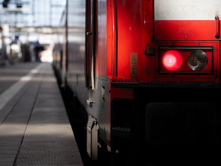 Ein Regionalzug der Deutschen Bahn steht kurz vor der Abfahrt an einem menschenleeren Bahnsteig. Foto: Sven Hoppe/dpa