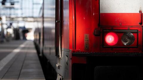 Ein Regionalzug der Deutschen Bahn steht kurz vor der Abfahrt an einem menschenleeren Bahnsteig. Foto: Sven Hoppe/dpa