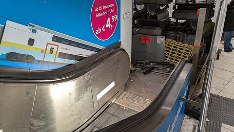 Seit Ende November geht bei der Rolltreppe im Zwischengeschoss am Hauptbahnhof gar nichts mehr. Laut DB müssen die Stufenketten verschleißbedingt erneuert werden – die Lieferung lässt auf sich warten.