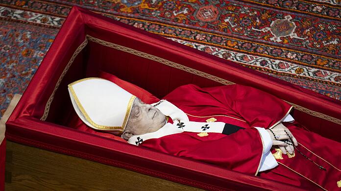 Bis Freitagabend ist der Leichnam des toten Papstes im Petersdom aufgebahrt.