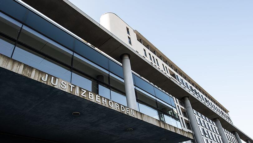 Der 26 Jahre alte Angeklagten räumte die ihm vorgeworfenen 112 Taten zum Prozessbeginn vollumfänglich ein. (Archivbild)