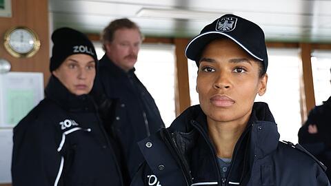 "Der Bremerhaven-Krimi: Geschäft mit dem Tod": Zöllnerin Lisa Cunningham (Cynthia Micas, v.) trifft eine folgenschwere Entscheidung.