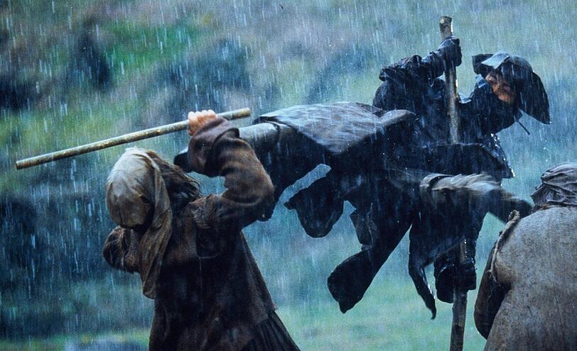 So etwas haben die mittelalterlichen Bauern des Gévaudan noch nicht erlebt. Irokese Mani (Mark Dacascos) tritt in bester Martial-Arts-Manier in ihre Gesichter. So etwas haben die mittelalterlichen Bauern des Gévaudan noch nicht erlebt. Irokese Mani (Mark Dacascos) tritt in bester Martial-Arts-Manier in ihre Gesichter.